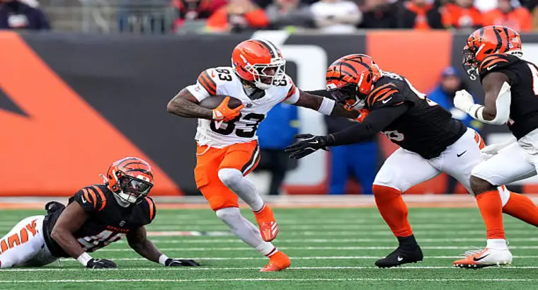 Bengals and Cleveland Browns Match mid view